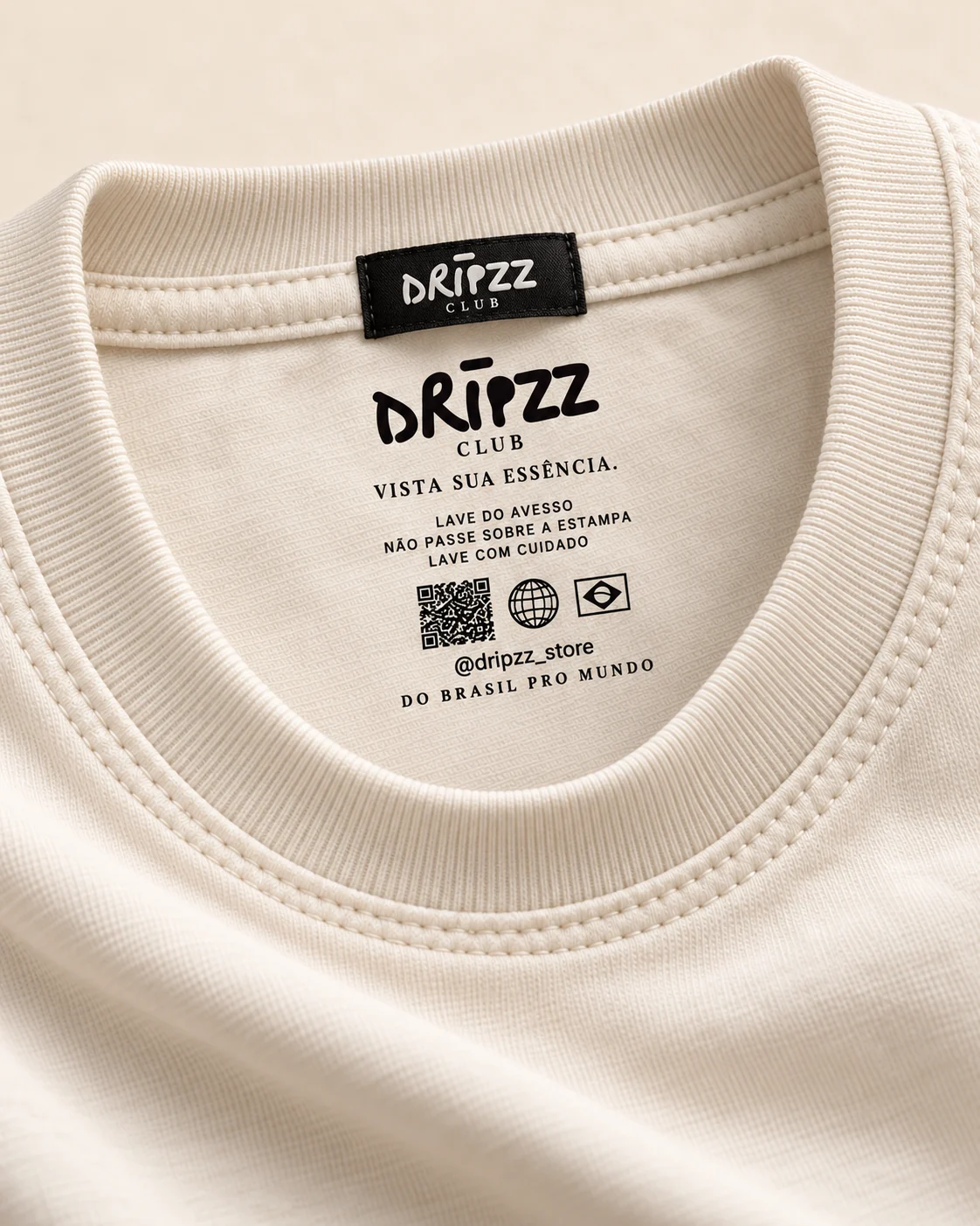 Gola de camiseta creme com etiqueta Dripzz Club